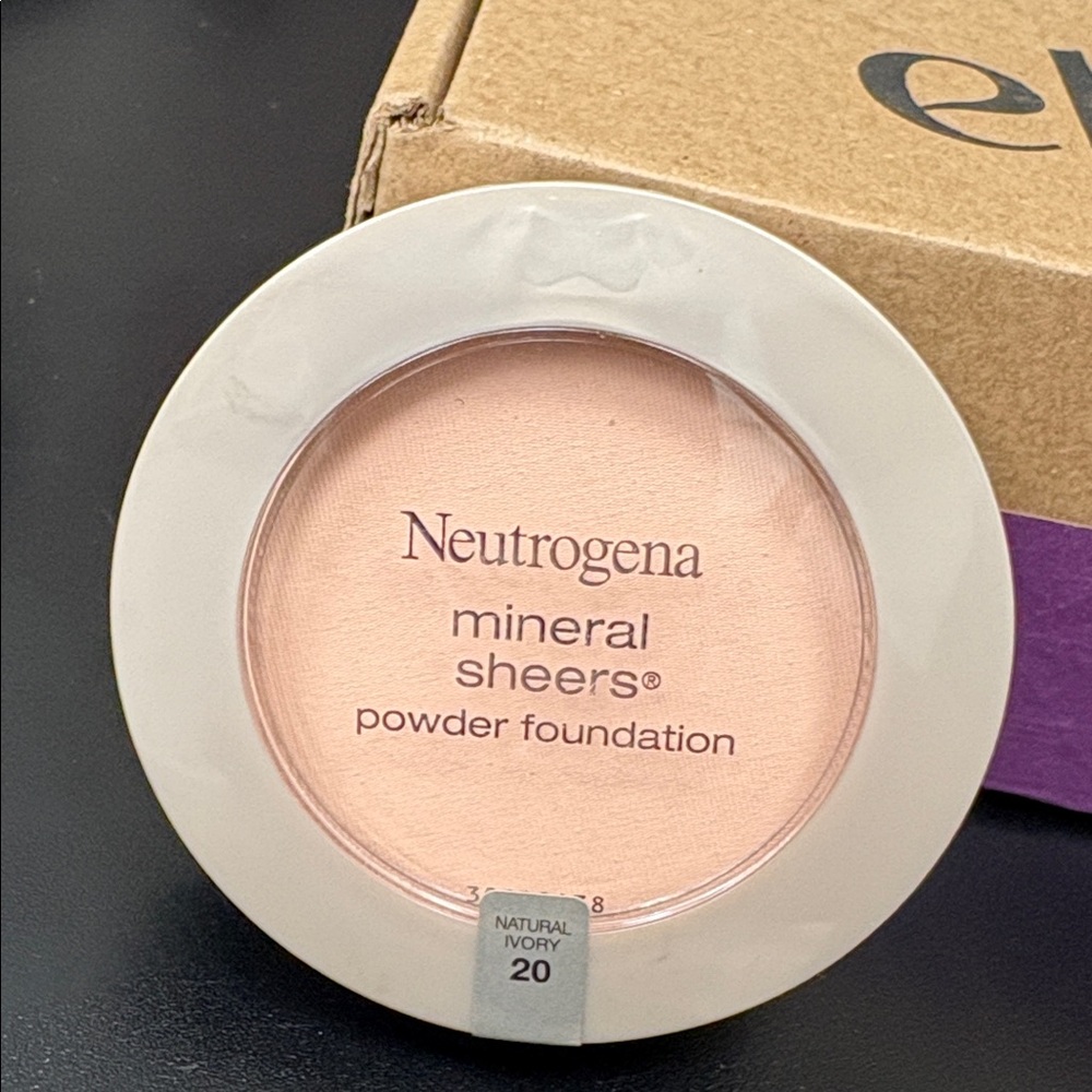 Neutrogena Mineral Sheers Powder Foundation color 20 Natural Ivory new full size